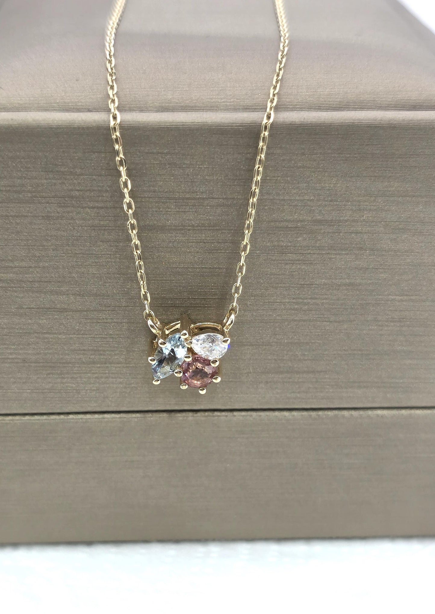 Mehrstein-Halskette handgefertigt mit blauem Topas, Turmalin und Diamant in massivem Gold und Silber. Besonderes Geschenk für sie. Moissanite engagement ring in Gold or Platinum — custom handcrafted by Forever For Love