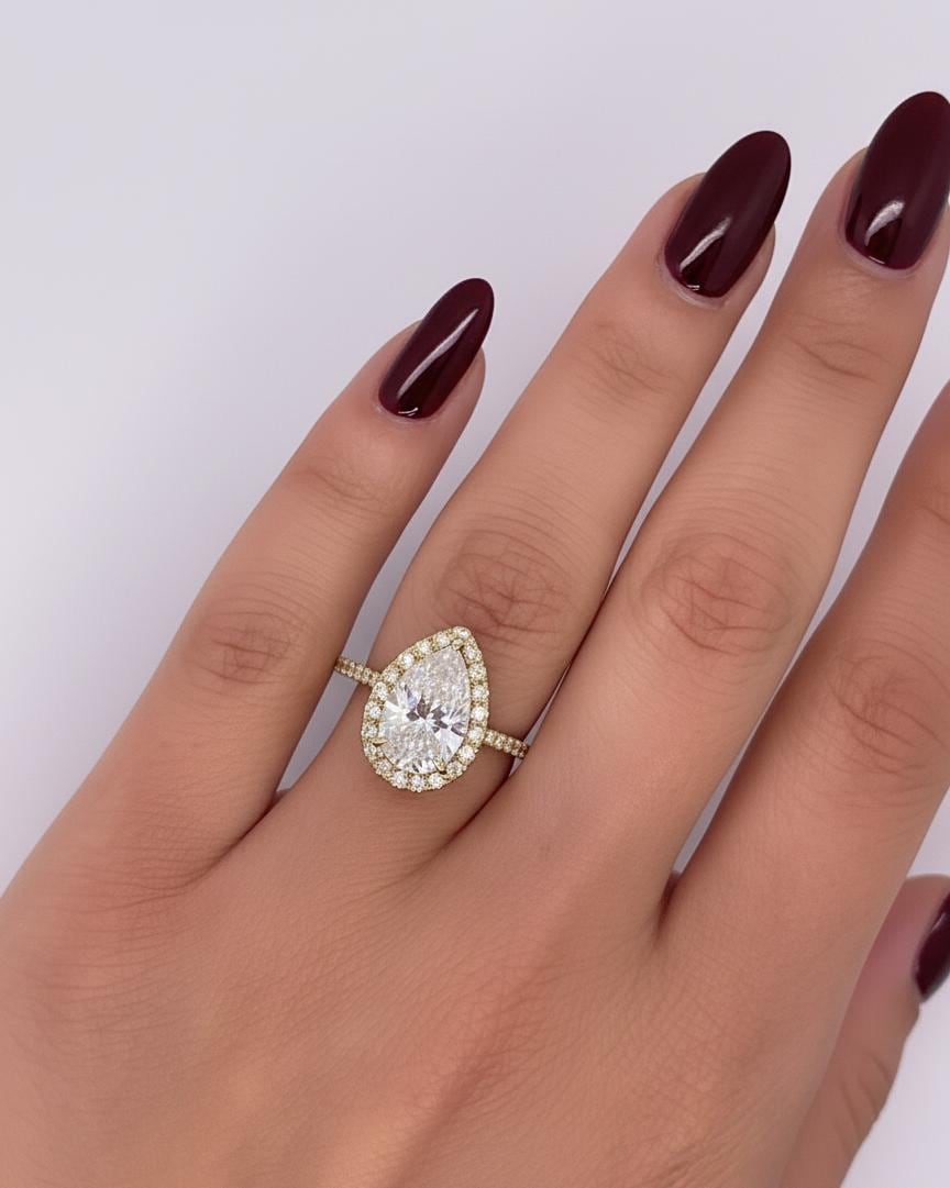 Bague de fiançailles auréole avec diamant de laboratoire en forme de poire, certifié IGI, de 2,5 carats Pear cut 1Ct Moissanite taille brillant engagement ring in Gold or Platinum — custom handcrafted by Forever For Love