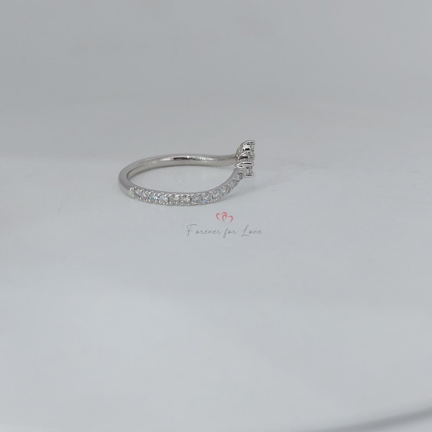 Bague empilable Courbe en diamant de laboratoire Round Lab Round cut Moissanite taille brillant engagement ring in Gold or Platinum — custom handcrafted by Forever For Love