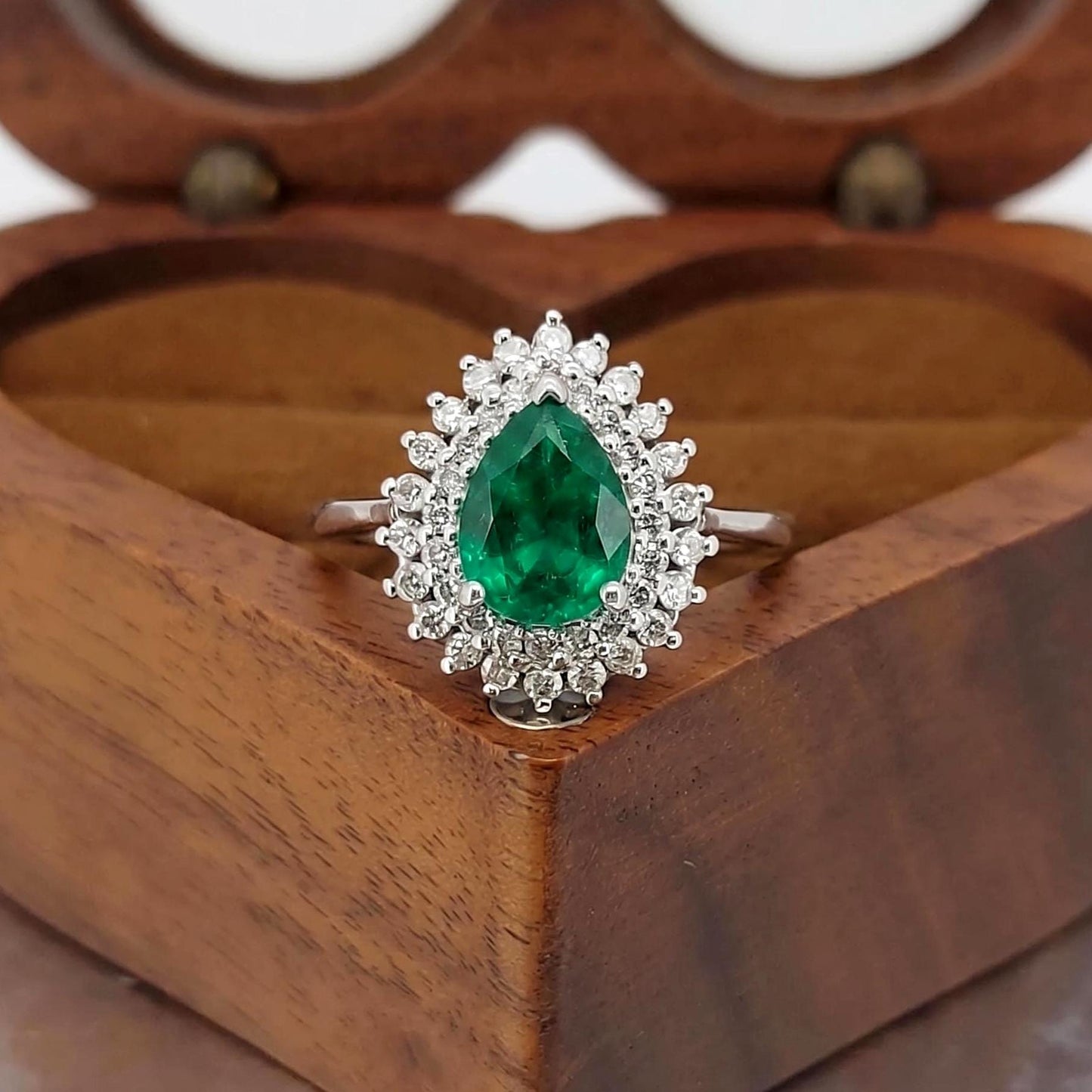1,5 Karat tropfenförmiger Naturdiamant, Smaragd-Halo-Verlobungsring Pear cut Moissanite engagement ring in 935 Argentium Silber — custom handcrafted by Forever For Love