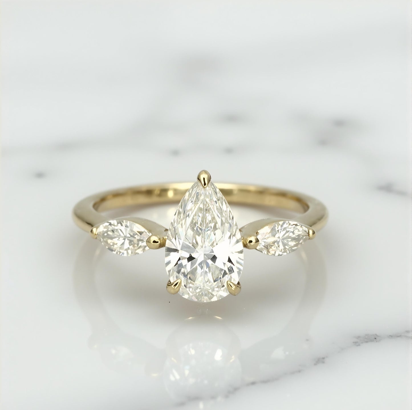 1.8 Karat IGI zertifizierter Birnen-Labordiamant Drei-Steine-Verlobungsring Pear cut Moissanite engagement ring in Gold or Platinum — custom handcrafted by Forever For Love