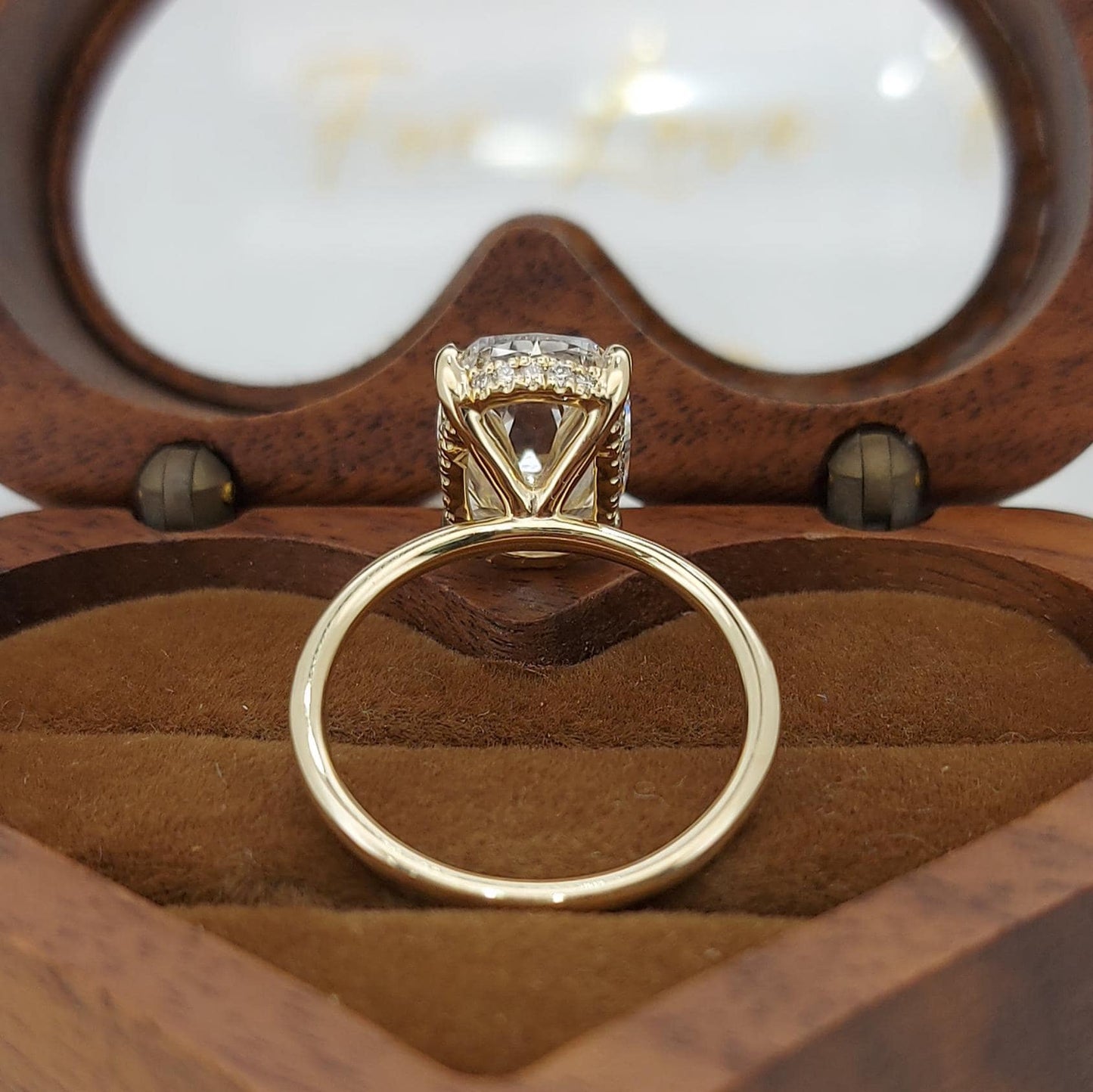 Verlobungsring mit 4 Karat, IGI-zertifiziertem, im Labor gezüchteten Old Mine Diamanten als Solitär Moissanite engagement ring in 935 Argentium Silber — custom handcrafted by Forever For Love