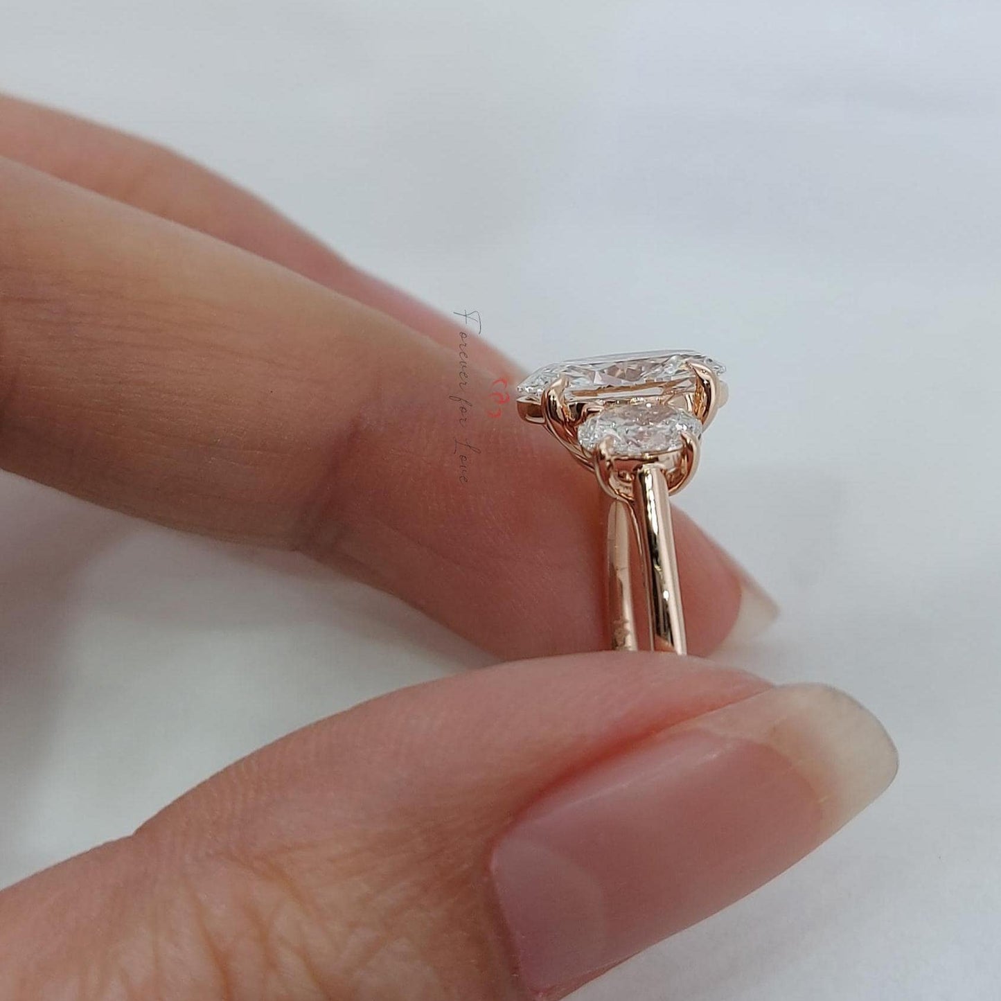 2.5 Karat Ovaler Labor-Diamant Dreistein-Verlobungsring Oval cut Moissanite engagement ring in Gold or Platinum — custom handcrafted by Forever For Love