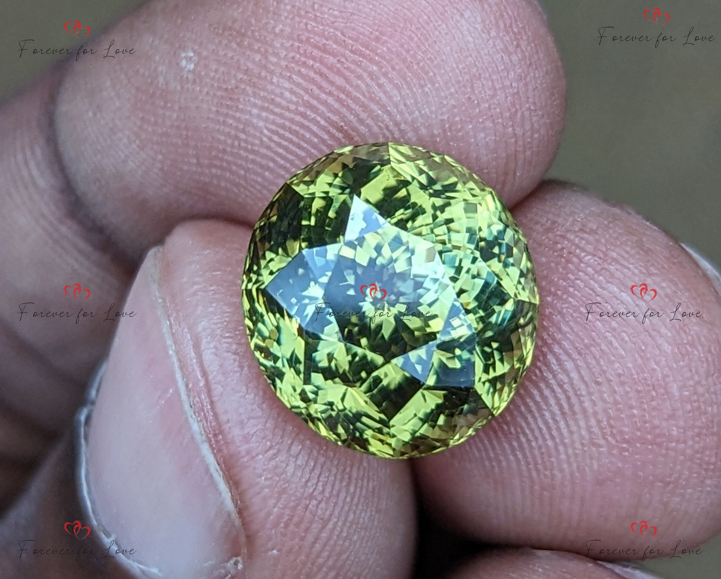 Ein natürlicher, wunderschöner, unbehandelter, riesiger, grüner Ceylon-Chrysoberyll mit einem dominanten Gelbgrün, personalisiertes Schmuckgeschenk für sie Moissanite engagement ring in Gold or Platinum — custom handcrafted by Forever For Love