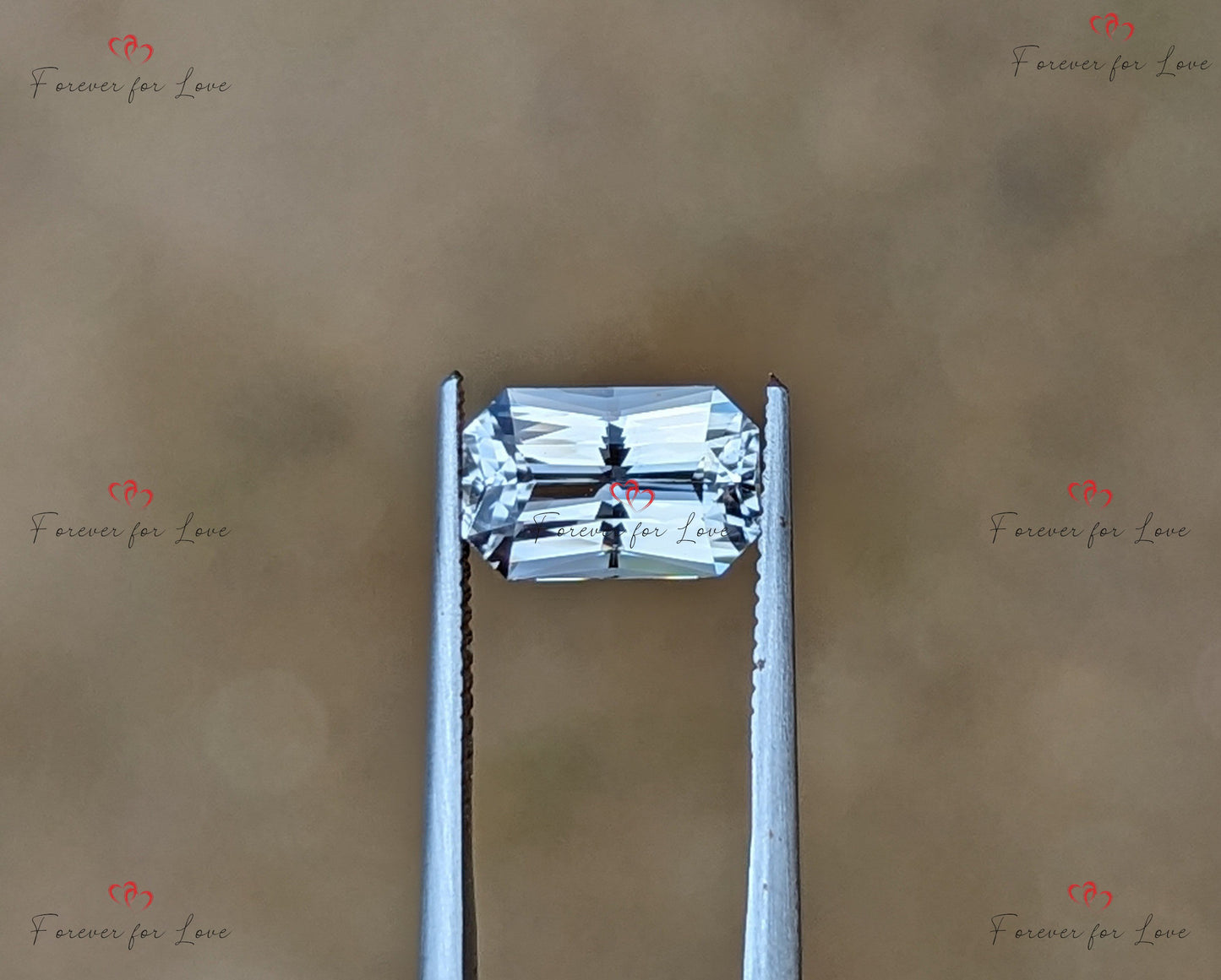 1,60 Karat unbeheizter, unbehandelter Weißer Saphir. Ein natürlicher, eleganter, unbeheizter, unbehandelter Ceylon-Saphir im Radiant-Schliff. Moissanite engagement ring in Gold or Platinum — custom handcrafted by Forever For Love