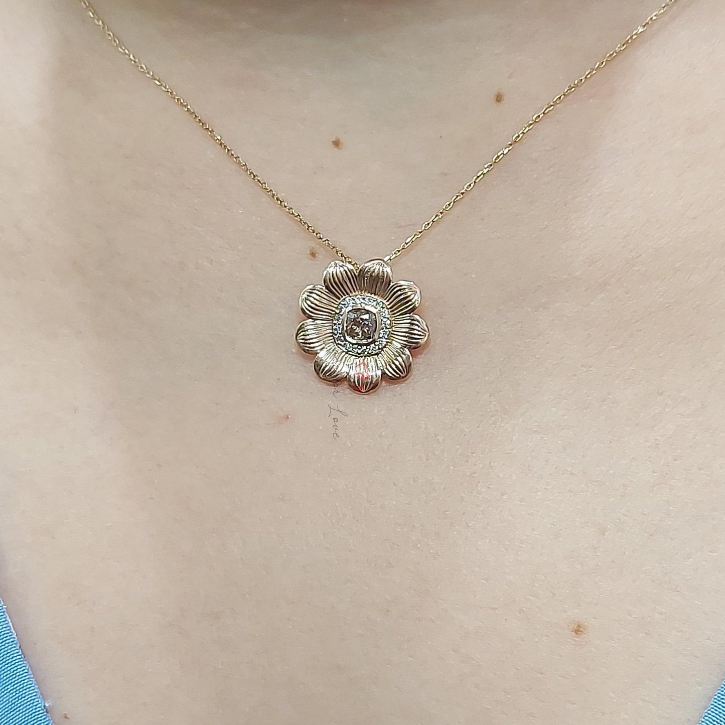 0,5 Karat Blumenförmige Naturdiamantkette, ausgefallener champagnerfarbener Kissenanhänger, echte Diamantkette für Damen, besonderes Geschenk für sie. Moissanite engagement ring in Gold or Platinum — custom handcrafted by Forever For Love