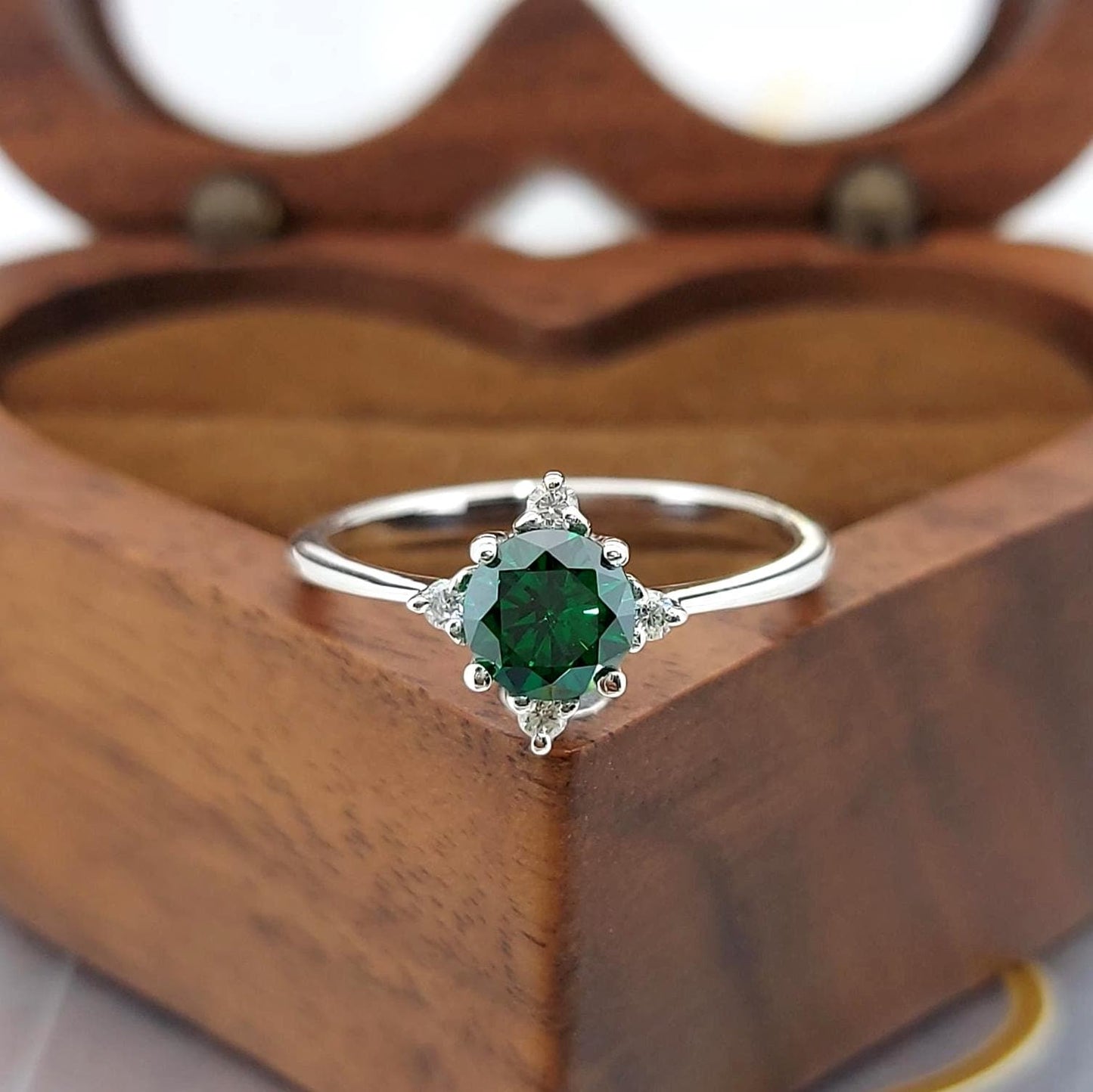 1.1 Karat runder Labor-Diamant, Smaragd-Verlobungsring Round cut Moissanite engagement ring in 935er Argentium Silber — custom handcrafted by Forever For Love