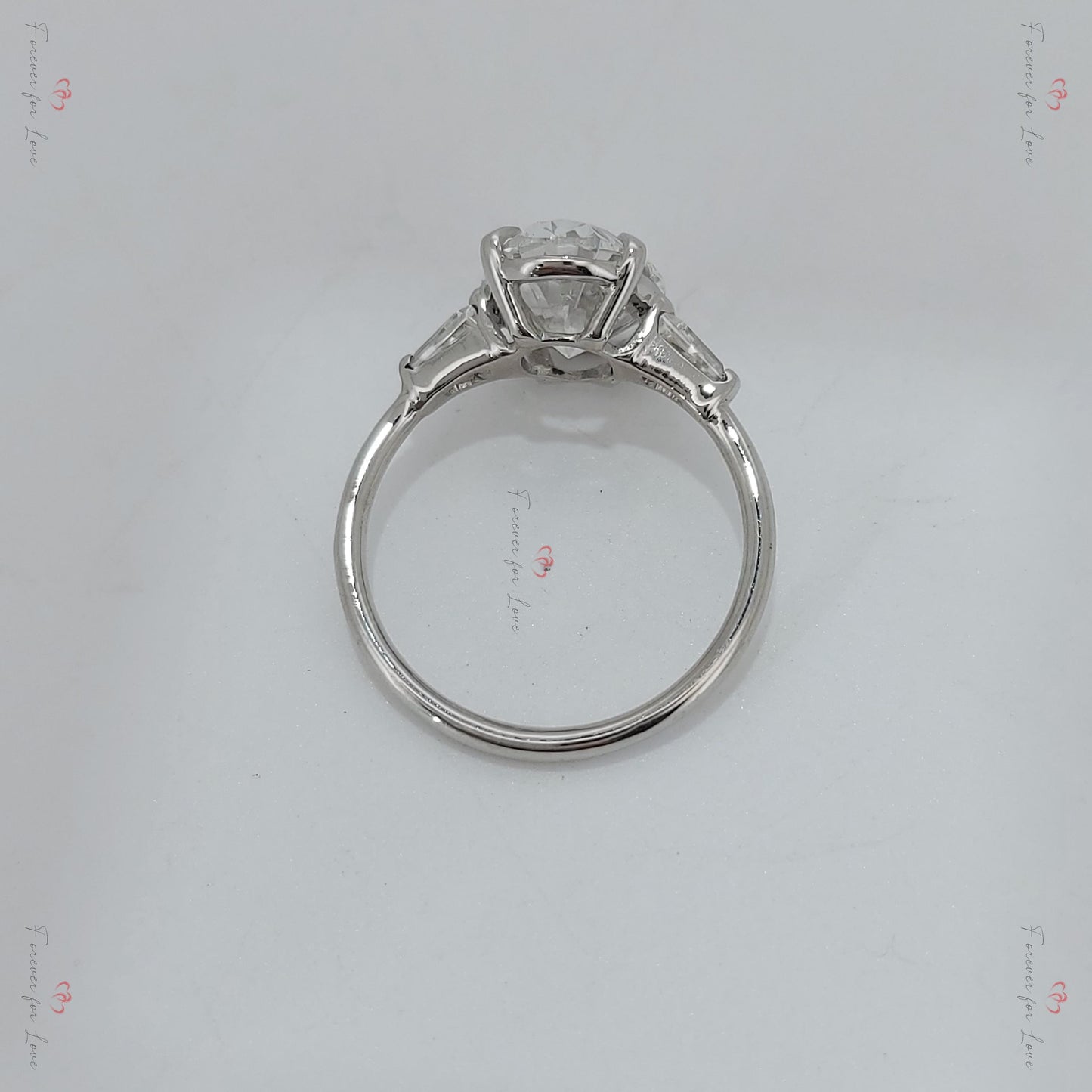 Bague de trois pierres en diamant ovale certifié IGI de 3 carats Oval cut Moissanite engagement ring in Gold or Platinum — custom handcrafted by Forever For Love