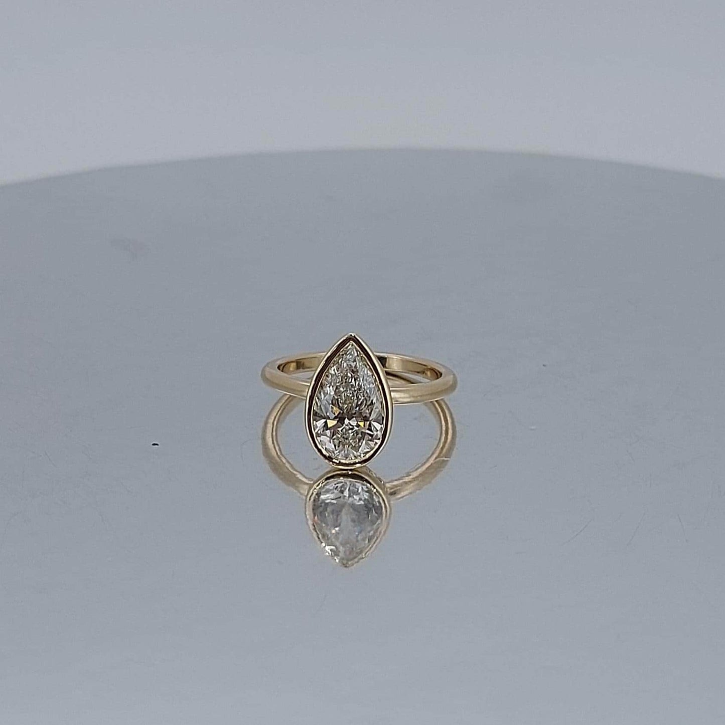 Bague de Fiançailles Solitaire 1.5 Carat Poire en Diamant de Laboratoire Pear cut 1Ct Moissanite Taille Brillant engagement ring in Gold or Platinum — custom handcrafted by Forever For Love