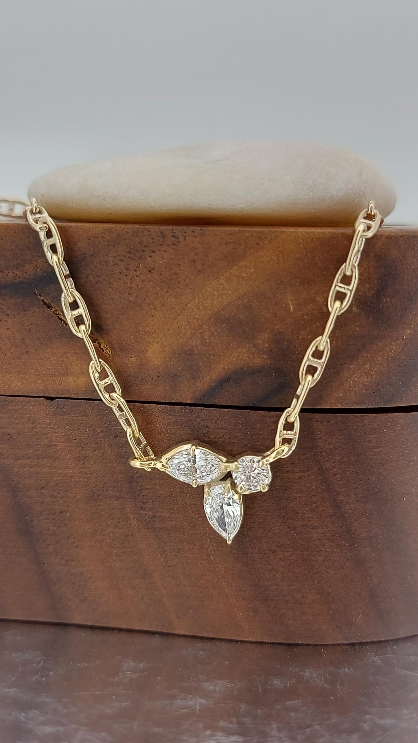 Collier en diamant de laboratoire certifié IGI, 0,5 carat E, VVS2, en or massif avec diamants poire, marquise et ronds, cadeau spécial pour elle. Moissanite engagement ring in Gold or Platinum — custom handcrafted by Forever For Love