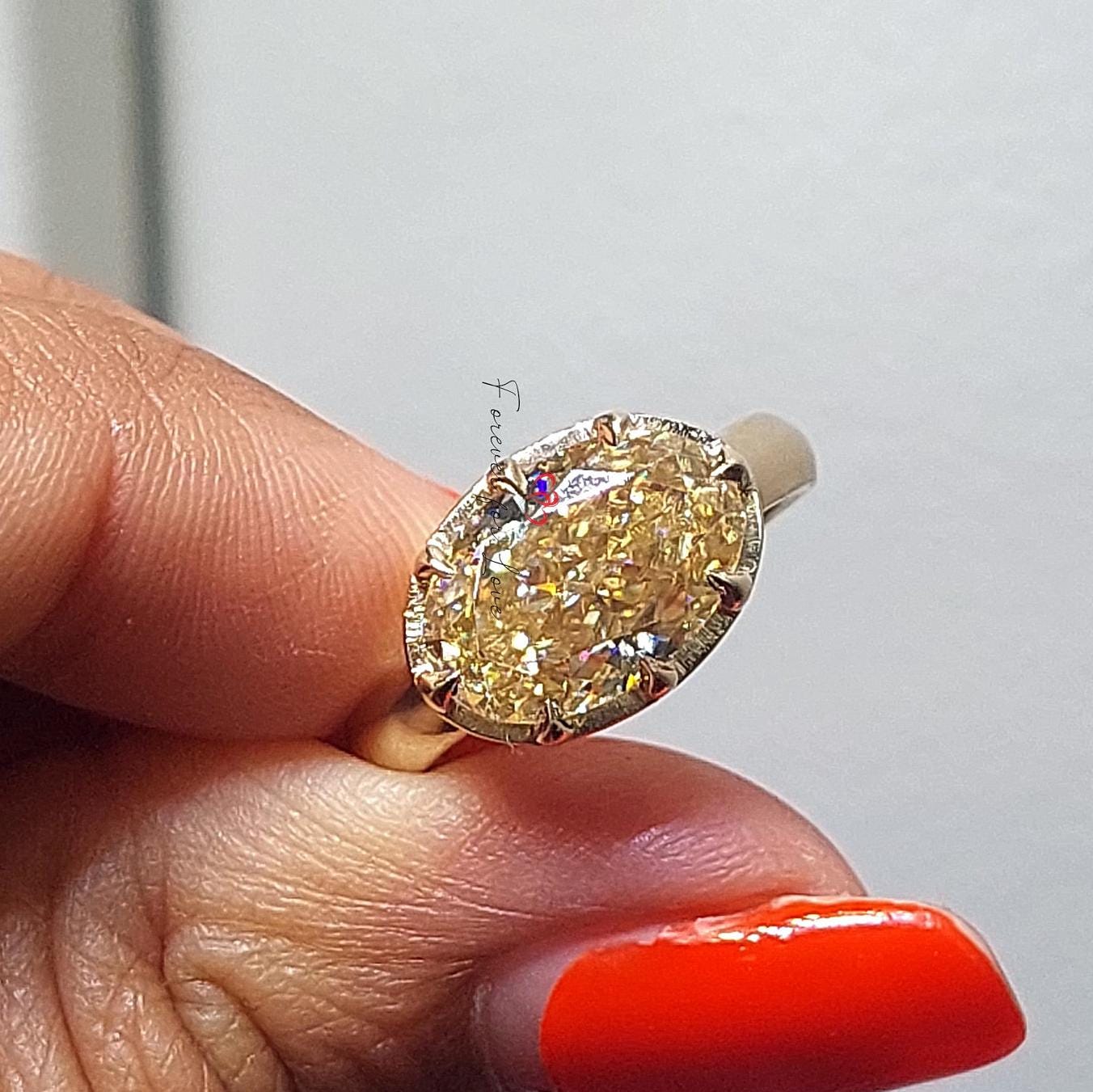 Bague de Fiançailles Ovale 4 carats en Diamant Jaune et Moissanite Oval cut Moissanite taille brillant engagement ring in Gold or Platinum — custom handcrafted by Forever For Love