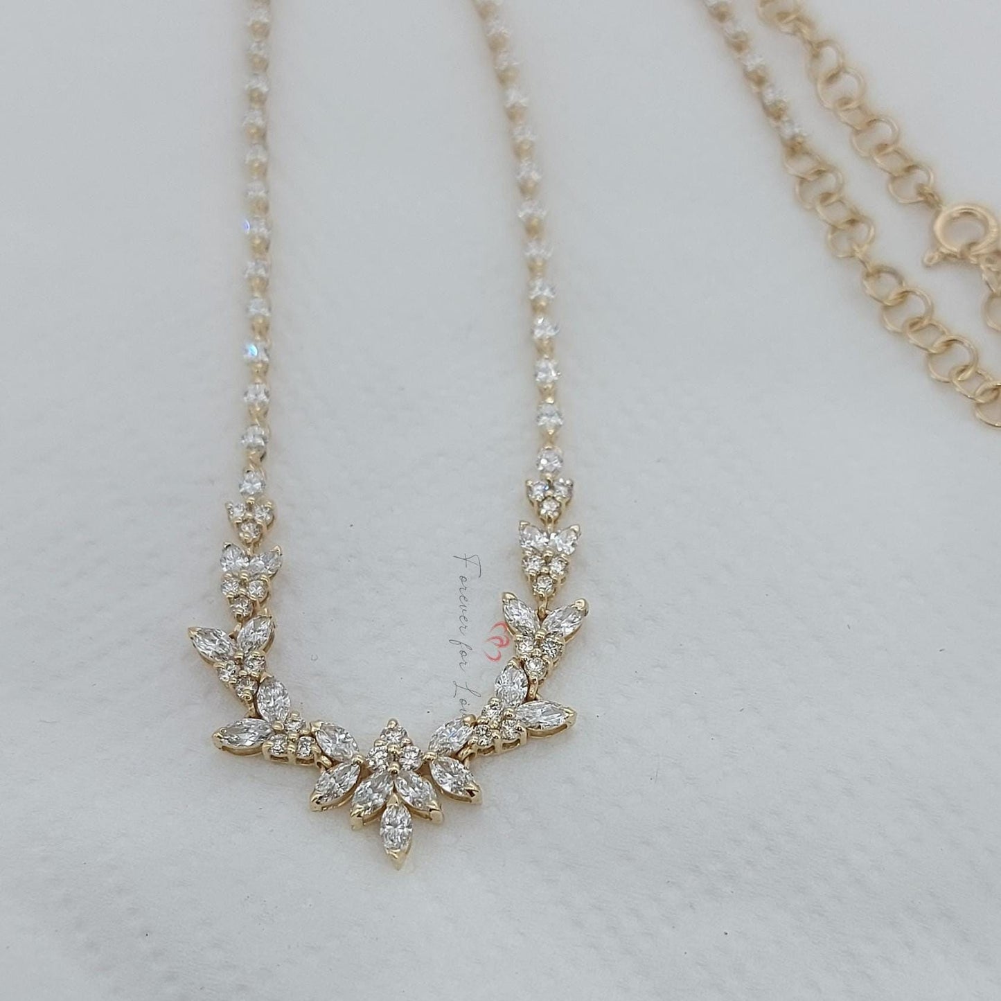 18K massives Gold Collier für die Hochzeit mit Cluster, echte Diamant Marquise Halskette, Diamant Kettenhalskette Jubiläumsgeschenk. Moissanite engagement ring in Gold or Platinum — custom handcrafted by Forever For Love
