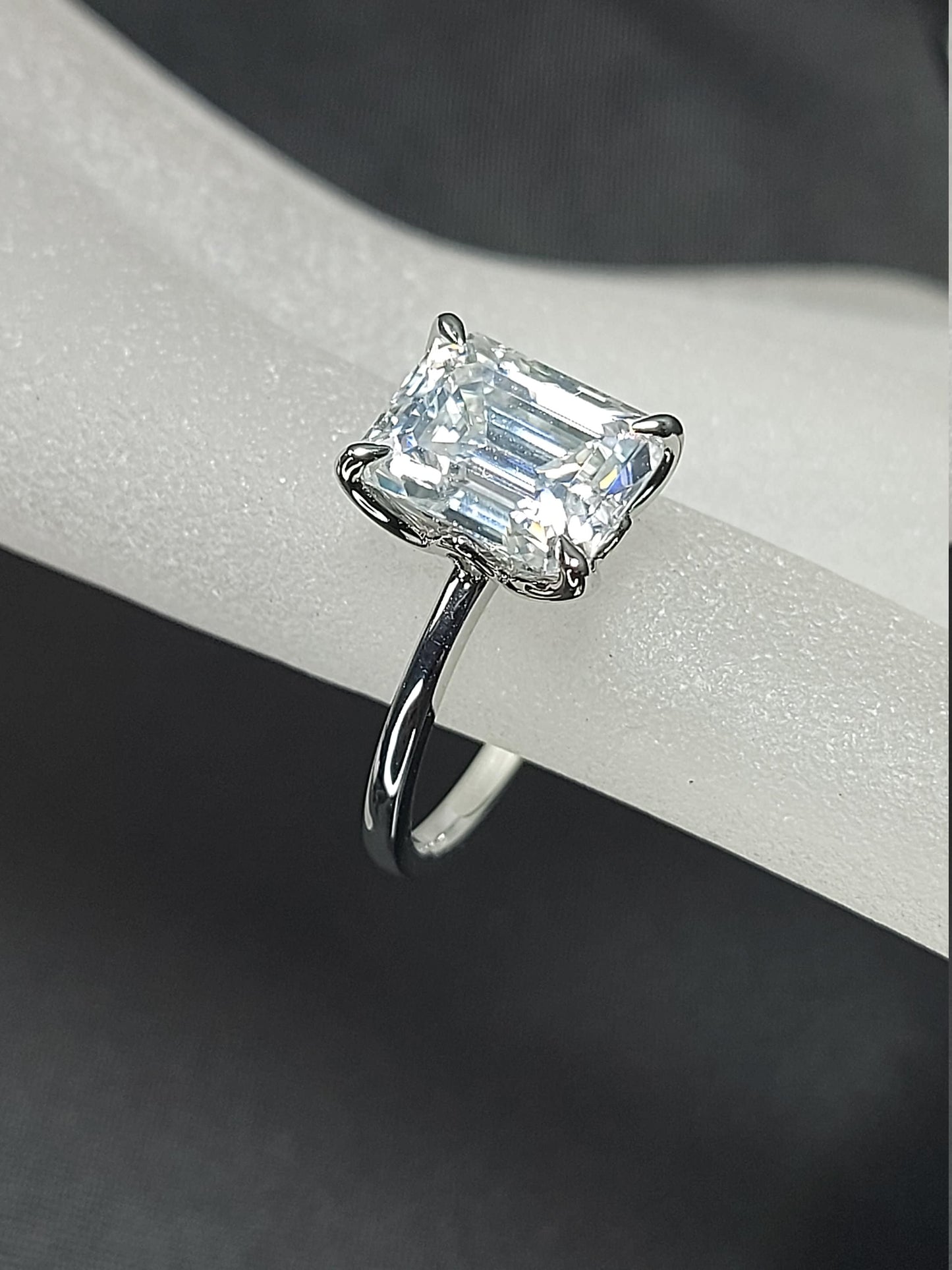 Solitaire 4 carats taille émeraude en diamant de laboratoire avec halo Emerald cut 1Ct Moissanite taille brillant engagement ring in Gold or Platinum — custom handcrafted by Forever For Love