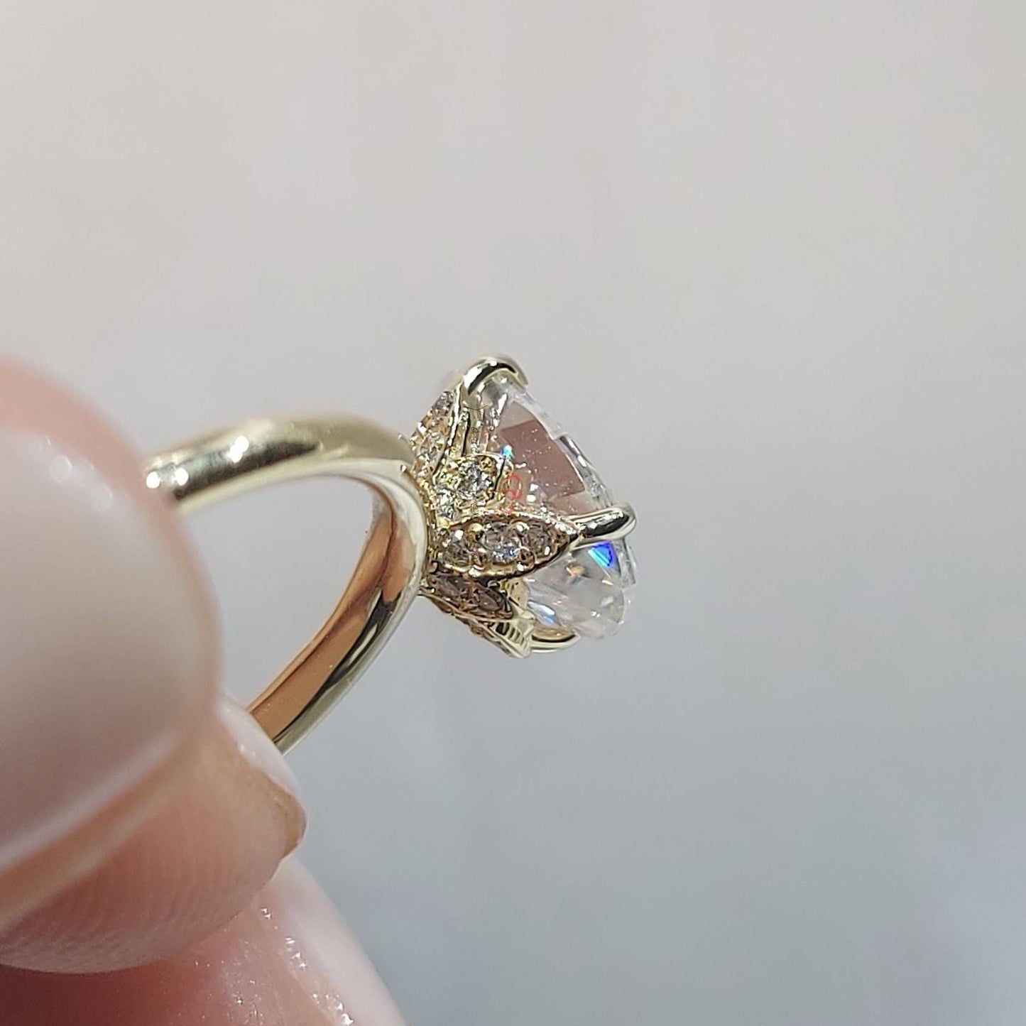 Ovaler Diamant, Moissanit Verlobungsring Oval cut Moissanite engagement ring in Gold or Platinum — custom handcrafted by Forever For Love
