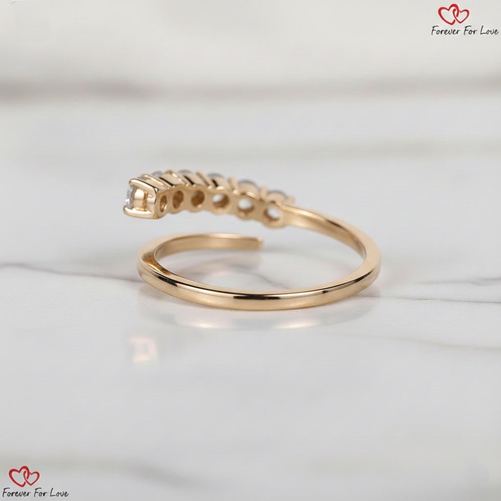 Bague de mariage ouverte en diamant de laboratoire, bague de mariage ajourée, bague manchette empilable pour femme, bague en diamant taille ronde, bague à serti croisé, bague de tous les jours Round cut Moissanite taille brillant engagement ring in Gold or Platinum — custom handcrafted by Forever For Love