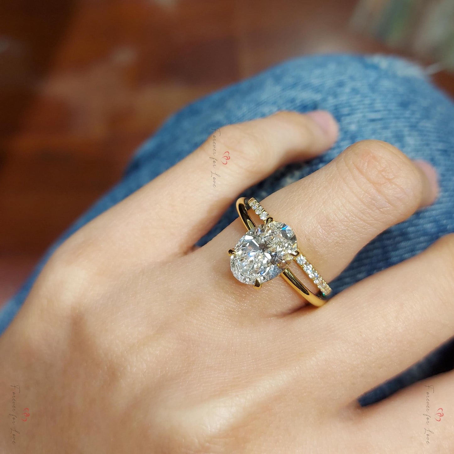 2.2 Karat oval geschliffener, im Labor gezüchteter Diamant-Solitär-Verlobungsring & passender runder Diamant-Ehering, IGI-zertifiziert D/VVS2, 14K Gelbgold. Round cut Moissanite engagement ring in 935 Argentium Silber — custom handcrafted by Forever For Love