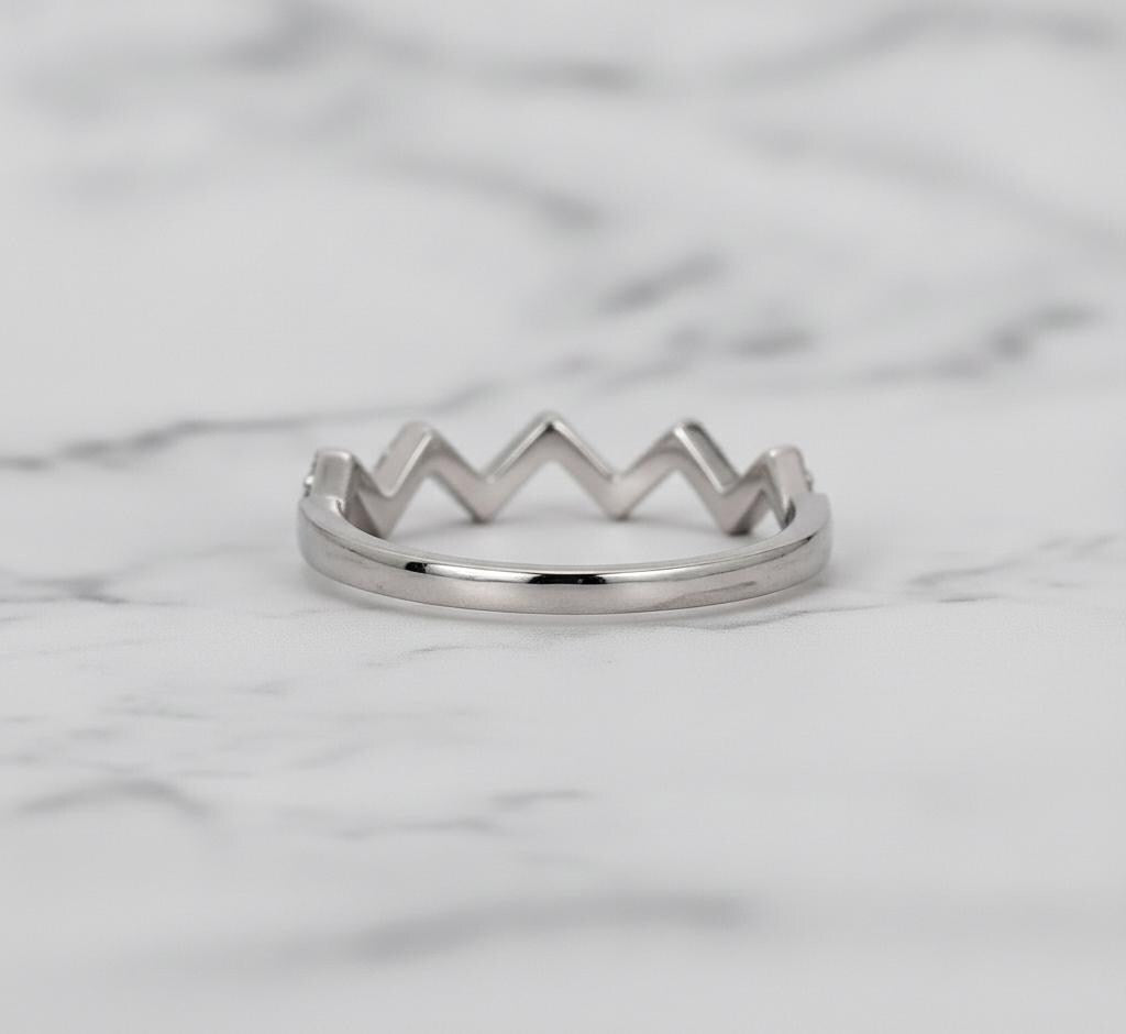Massiver Gold Zickzack-Diamantring, gewellte Stapelringe für Frauen, zierlicher stapelbarer Ring mit Höhen und Tiefen, perfektes Geschenk für Sie Round cut Moissanite engagement ring in 935er Argentium Silber — custom handcrafted by Forever For Love