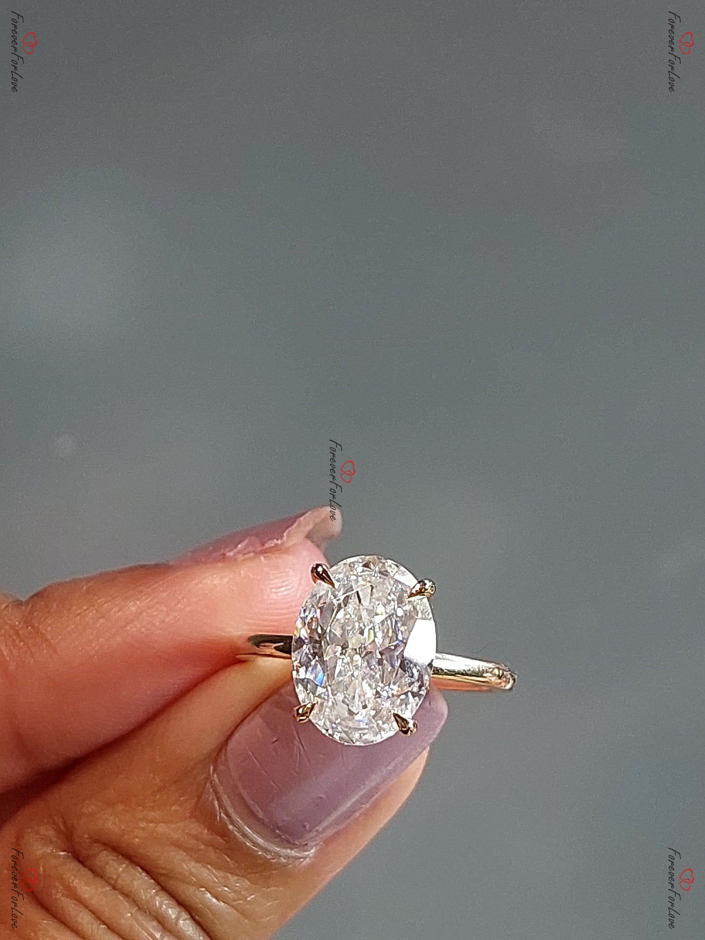 Bague de fiançailles Moissanite ovale 4,5 carats avec diamant et halo caché brillant Oval cut 1Ct Moissanite taille brillant engagement ring in Gold or Platinum — custom handcrafted by Forever For Love