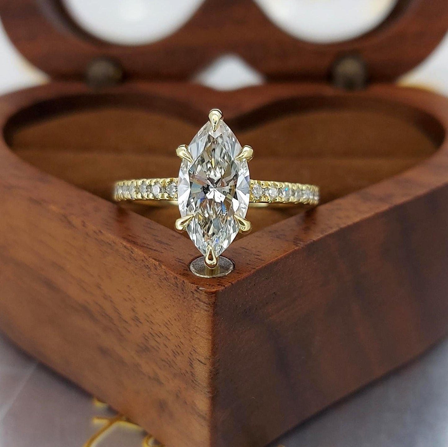 2,5 Karat IGI-zertifizierter Marquise Labor-Diamant Hidden-Halo Verlobungsring Marquise cut Moissanite engagement ring in 935 Argentium Silber — custom handcrafted by Forever For Love