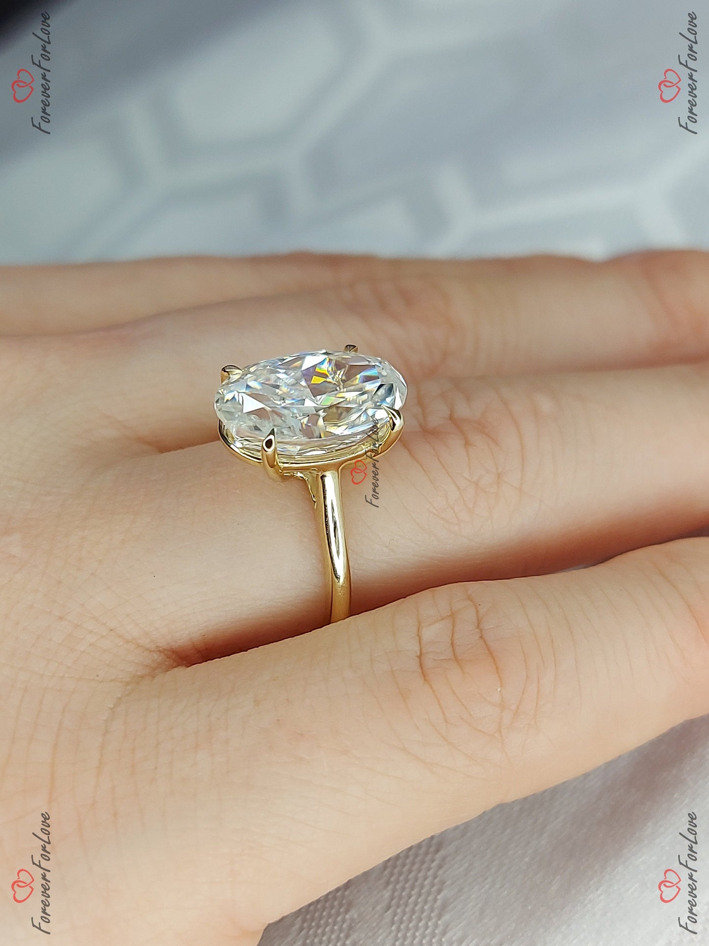 6,5 Karat ovaler Moissanit-Verlobungsring Solitär Oval cut Moissanite engagement ring in 935er Argentium Silber — custom handcrafted by Forever For Love