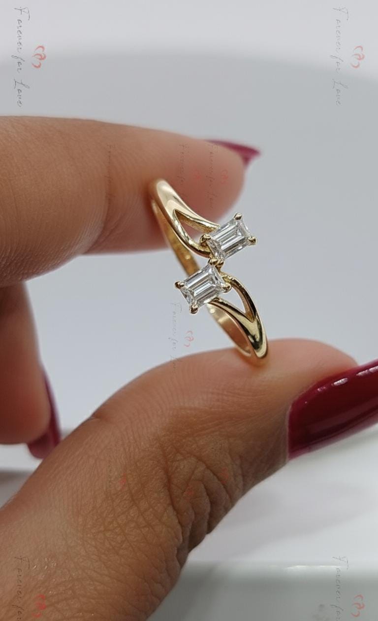 Baguette-Labor-Diamant-Verlobungsring Baguette cut Moissanite engagement ring in 935 Argentium Silber — custom handcrafted by Forever For Love