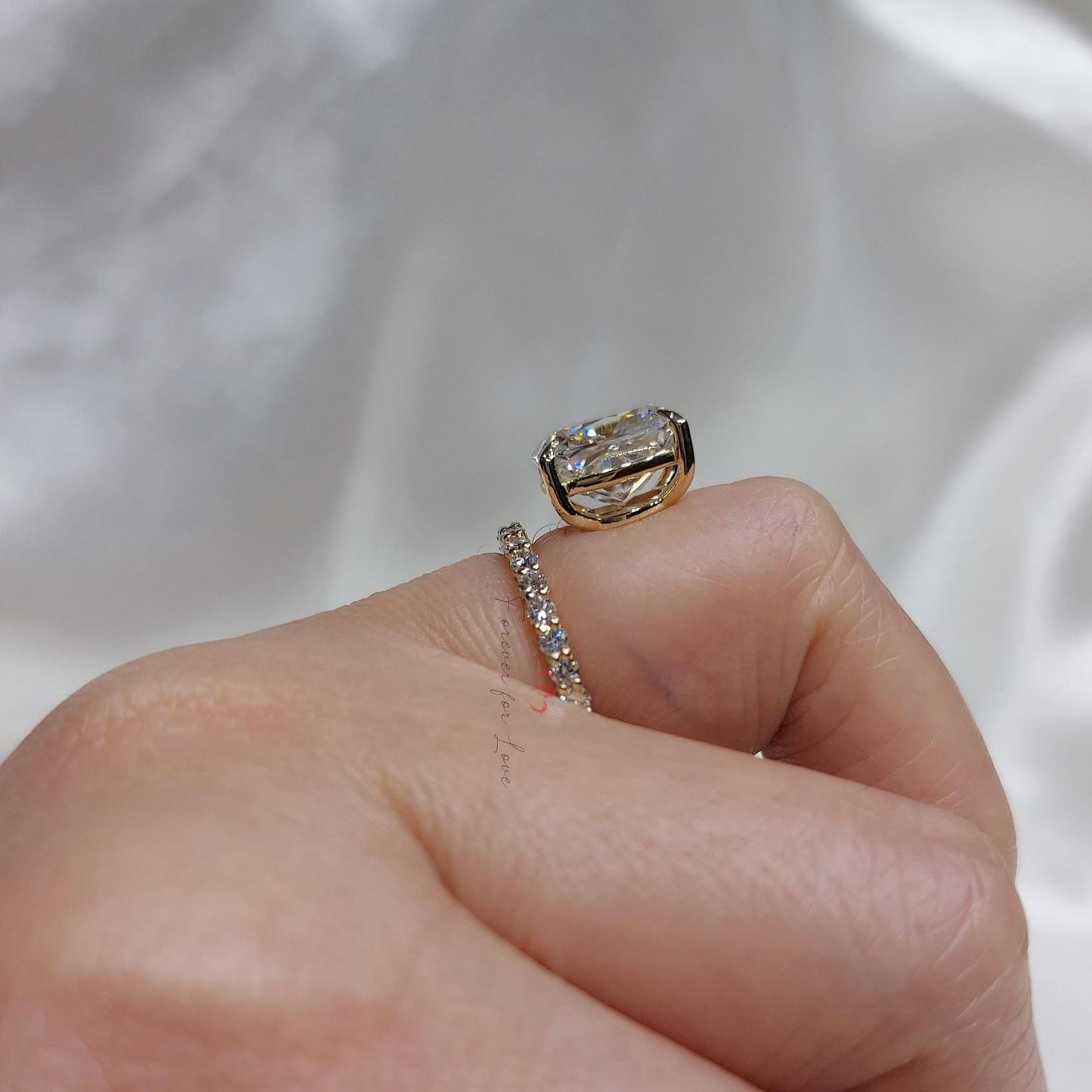 3,5 Karat IGI zertifizierter Cushion Labordiamant Halo Verlobungsring Cushion cut Moissanite engagement ring in 935er Argentium Silber — custom handcrafted by Forever For Love