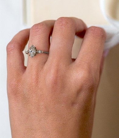 Birnenförmiger Halo-Verlobungsring mit Naturdiamanten Pear cut Moissanite engagement ring in 935 Argentium Silber — custom handcrafted by Forever For Love