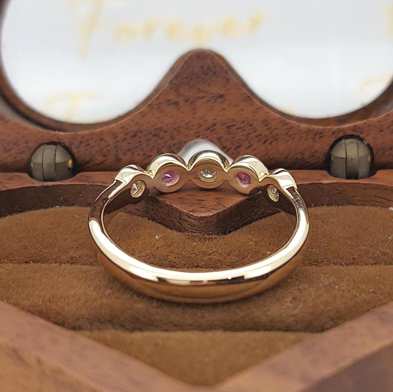 14k Massiver Gold Bubble Bezel Runder Labor-Diamant Ehering Halber Eternity Diamant Verlobungsring Diamant und Pink Saphir Alternativer Ring Round cut Moissanite engagement ring in 935 Argentium Silber — custom handcrafted by Forever For Love