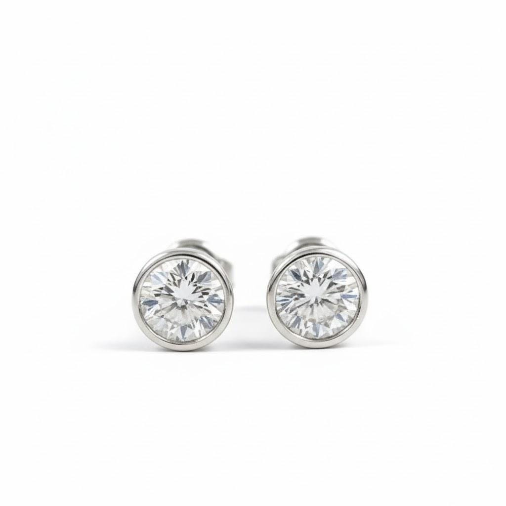 Paire de clous d'oreilles en or jaune 14 carats avec diamants de synthèse taille ronde, sertis clos, poids total 4 carats. Cadeau idéal pour elle. Moissanite engagement ring in Gold or Platinum — custom handcrafted by Forever For Love