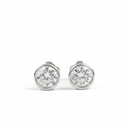 Paire de clous d'oreilles en or jaune 14 carats avec diamants de synthèse taille ronde, sertis clos, poids total 4 carats. Cadeau idéal pour elle.