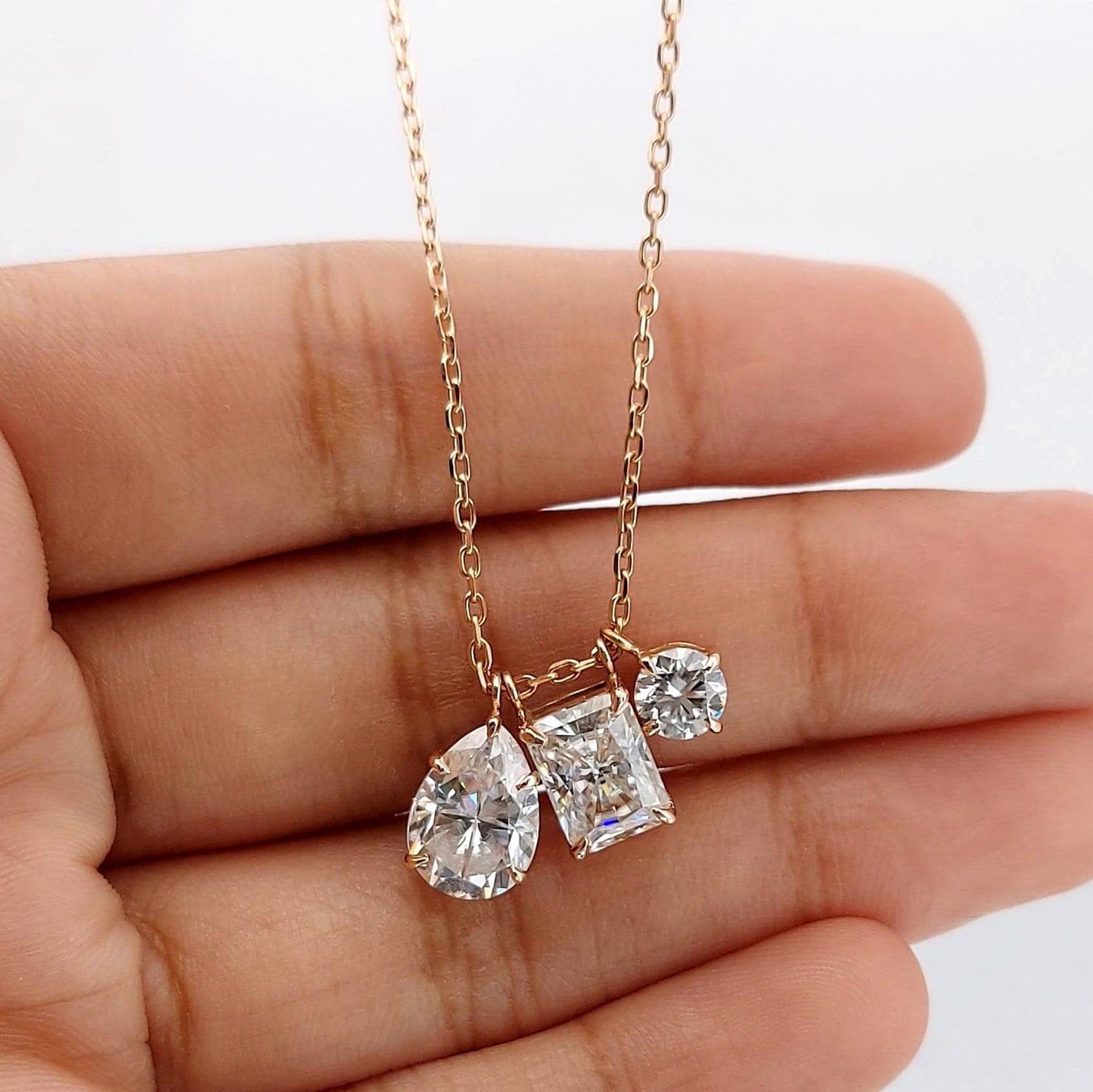 Pendentif flottant solitaire en or rose 14 carats, certifié IGI, avec diamants taille poire, émeraude et ronds, 4,5 ct E, VVS2, design personnalisé et chaîne Moissanite engagement ring in Gold or Platinum — custom handcrafted by Forever For Love