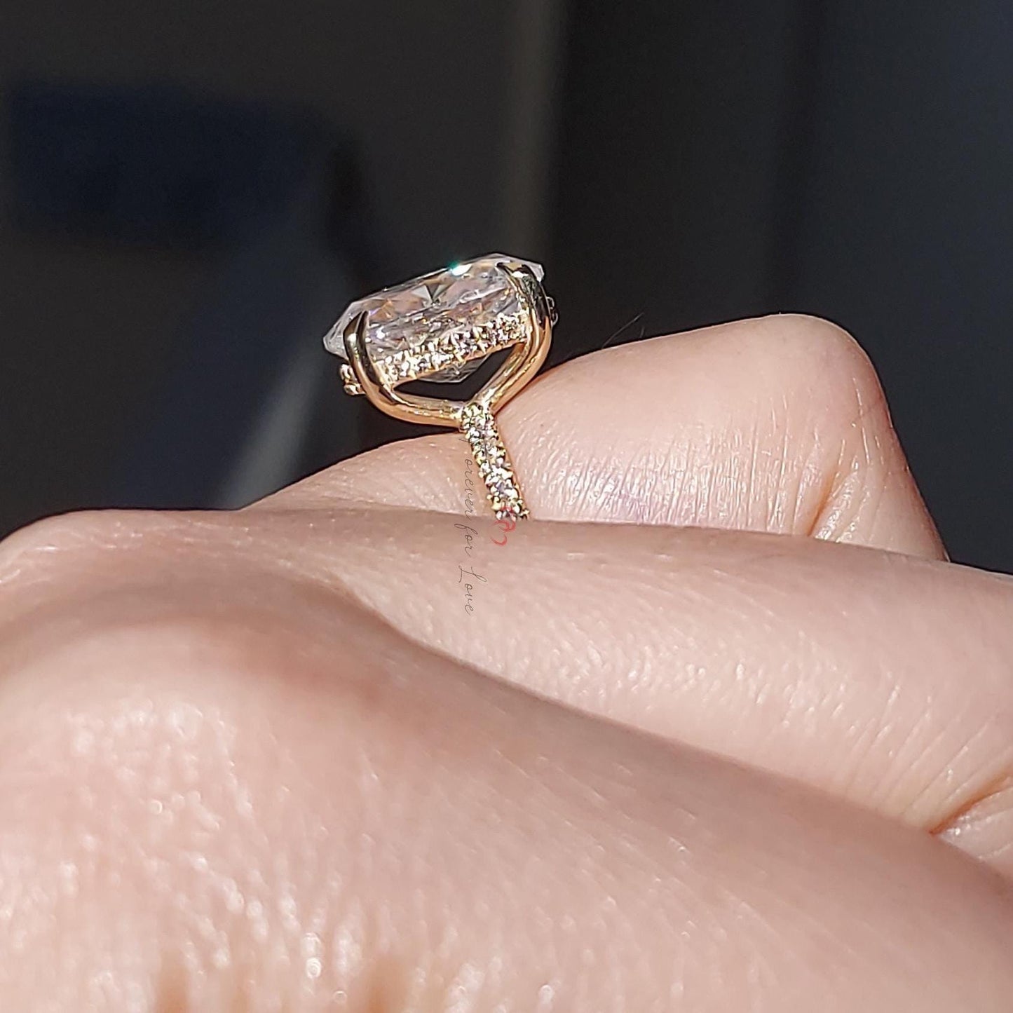 Verlobungsring mit ovalem Moissanit und verdecktem Halo Oval cut Moissanite engagement ring in 935er Argentium Silber — custom handcrafted by Forever For Love