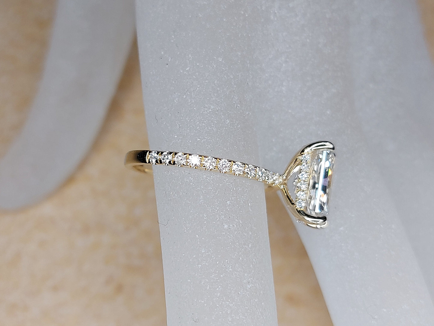 3.5 Karat IGI-zertifizierter Radiant-Labor-Diamant-Verlobungsring Solitär Radiant cut Moissanite engagement ring in 935er Argentium Silber — custom handcrafted by Forever For Love