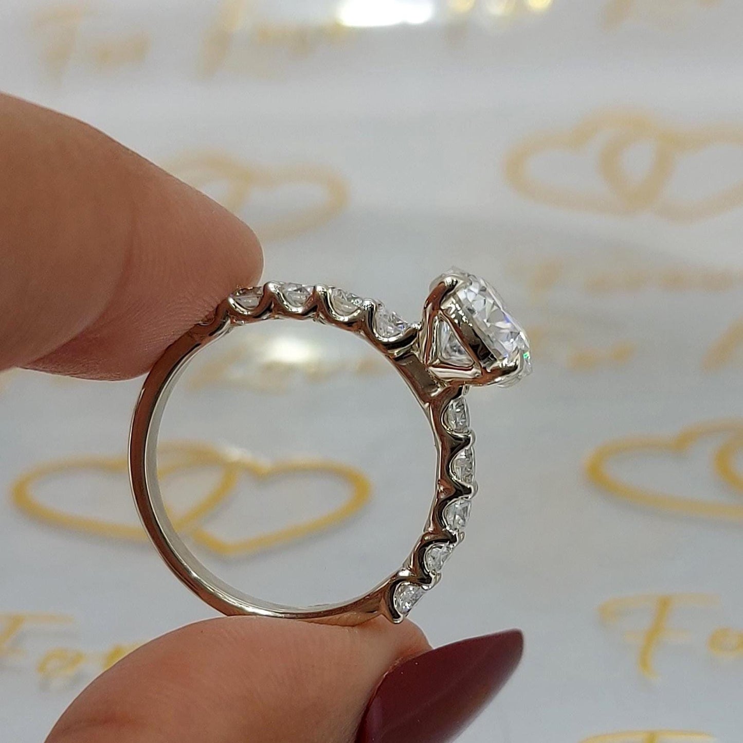 Bague de fiançailles ronde en moissanite de 2,5 carats Round cut 1Ct Moissanite taille brillant engagement ring in Gold or Platinum — custom handcrafted by Forever For Love