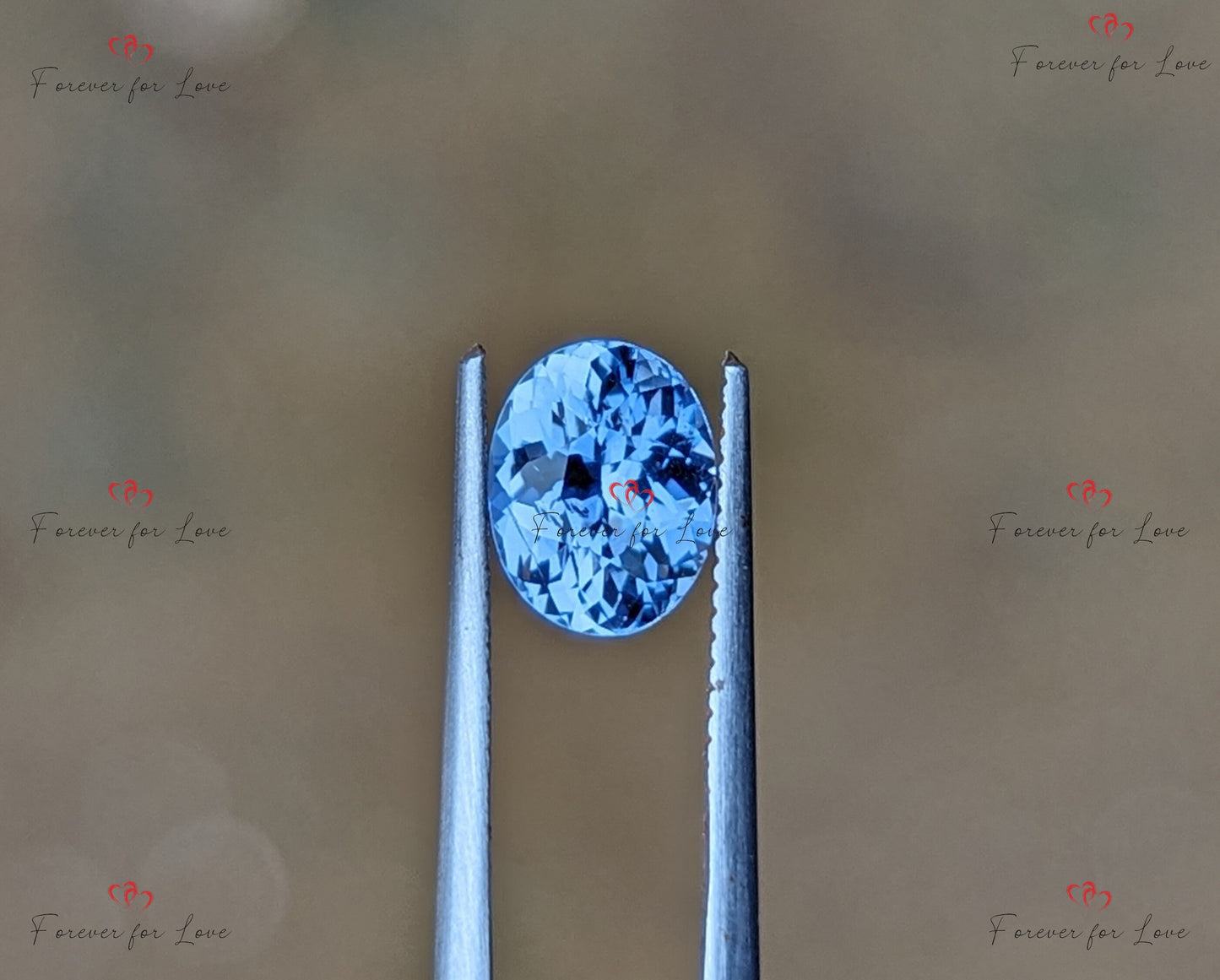 1,18 Karat unbehandelter, unbeheizter Pastellblauer Saphir Oval. Ein natürlicher, eleganter, unbeheizter, unbehandelter weißer Saphir aus Ceylon, in einem strahlenden Schliff. Moissanite engagement ring in Gold or Platinum — custom handcrafted by Forever For Love