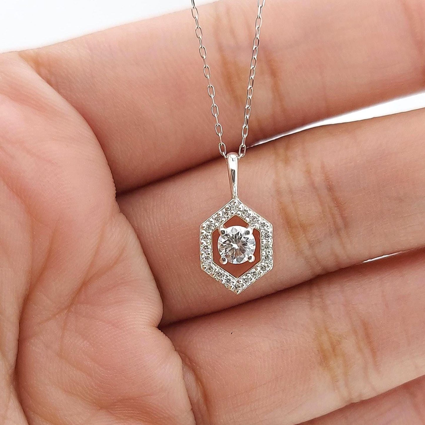 Halskette mit rundem Diamanten, 14 Karat Gelbgold, zierlicher minimalistischer Anhänger, Labordiamanten Damenhalskette, einzigartiges Design, besonderes Geschenk für sie. Moissanite engagement ring in Gold or Platinum — custom handcrafted by Forever For Love