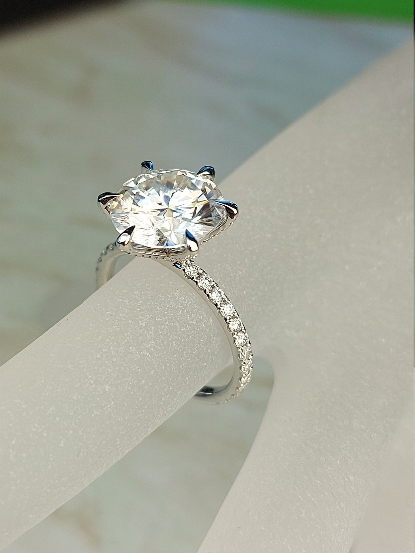 4 Karat IGI zertifizierter runder Labor-Diamant-Solitär mit Pavé-Band Round cut Moissanite engagement ring in 935er Argentium Silber — custom handcrafted by Forever For Love