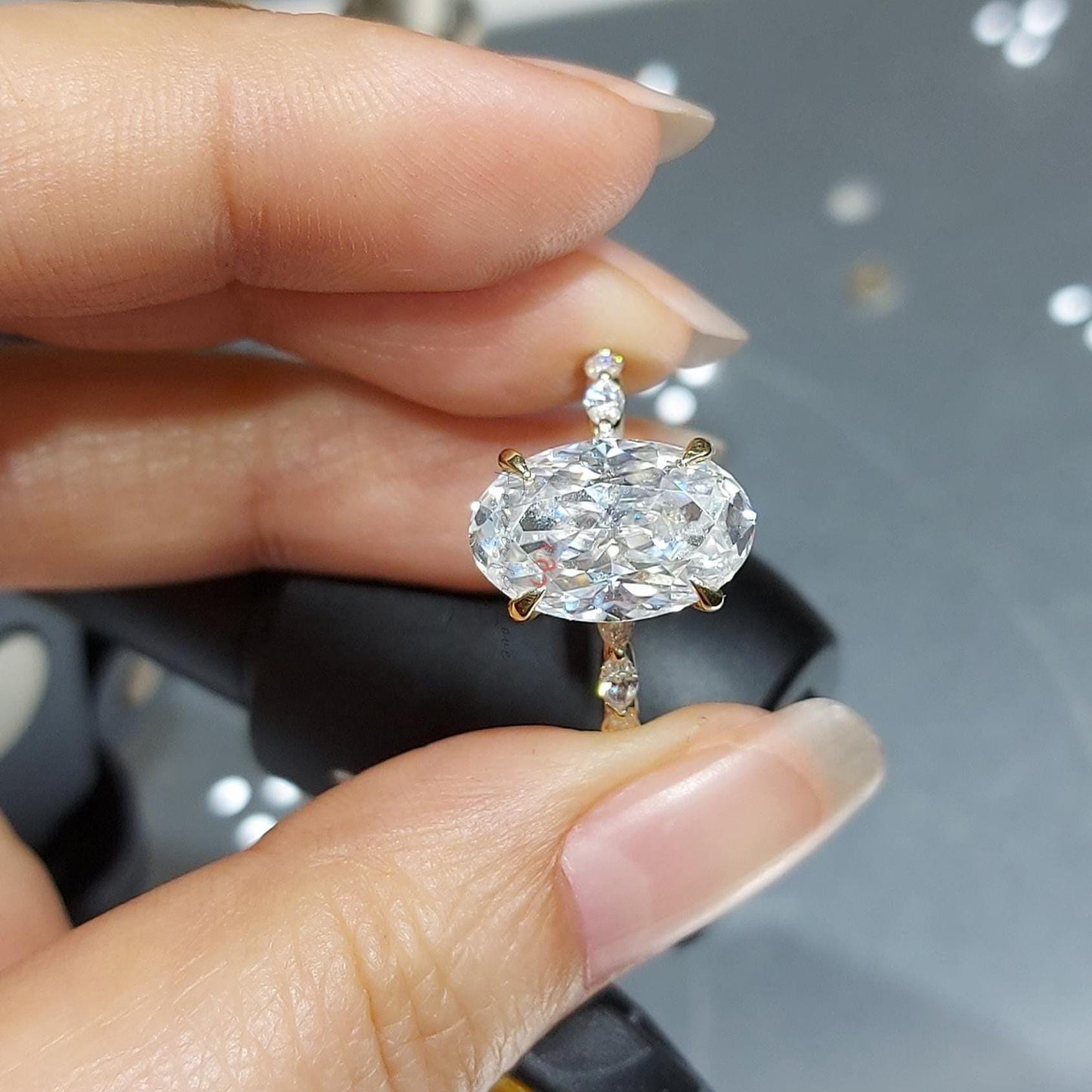 5.0 CT Oval Moissanite Hybrid Farbloser Verlobungsring, Oval Moissanite, Distance Pave Ehering, Handgemachter Ring, Jahrestagsgeschenk Ring Oval cut Moissanite engagement ring in 935 Argentium Silber — custom handcrafted by Forever For Love