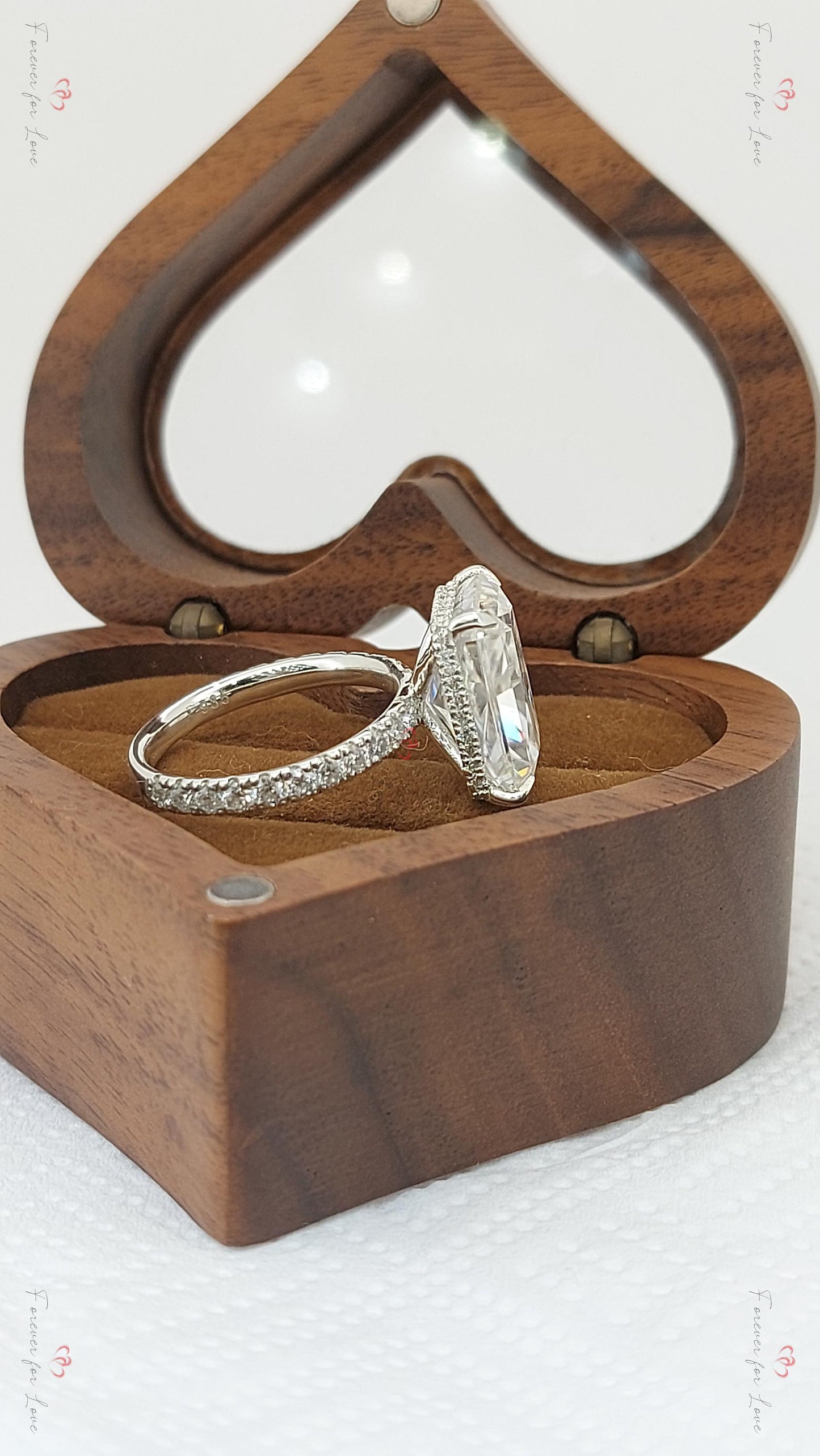 Alliance éternité moissanite taille radiant 5 carats Radiant cut 1Ct Moissanite Taille Brillant engagement ring in Gold or Platinum — custom handcrafted by Forever For Love