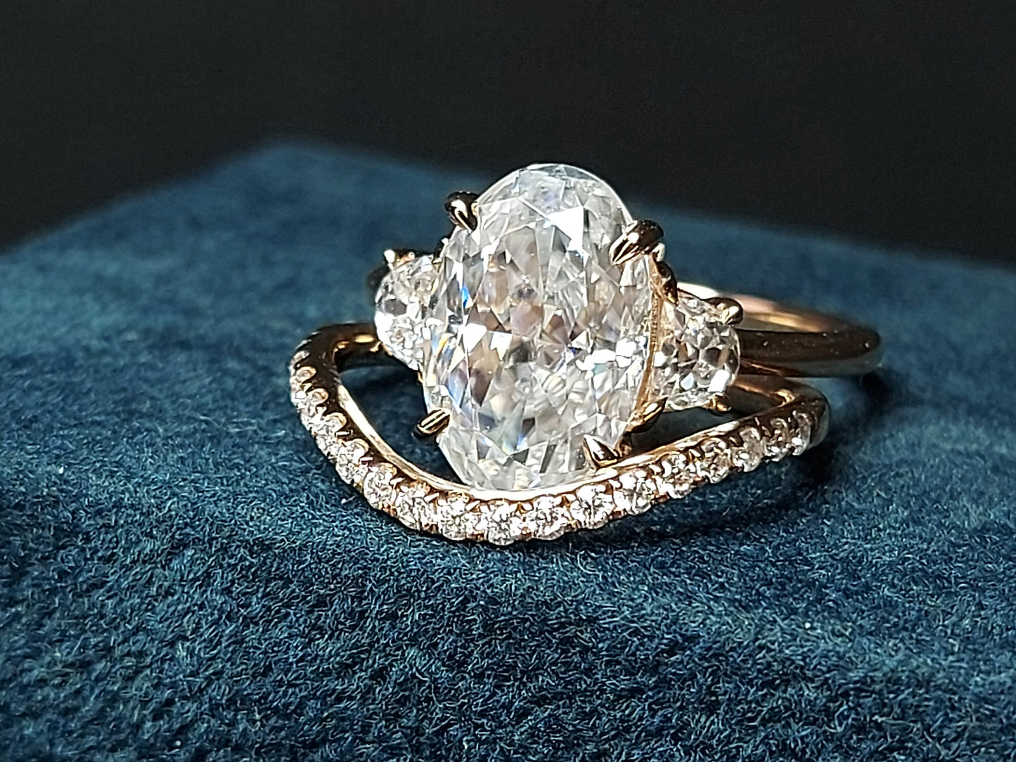 Ensemble de mariée trois pierres en moissanite ovale de 4,6 Ct avec accents de lune Oval cut Moissanite taille brillant engagement ring in Gold or Platinum — custom handcrafted by Forever For Love