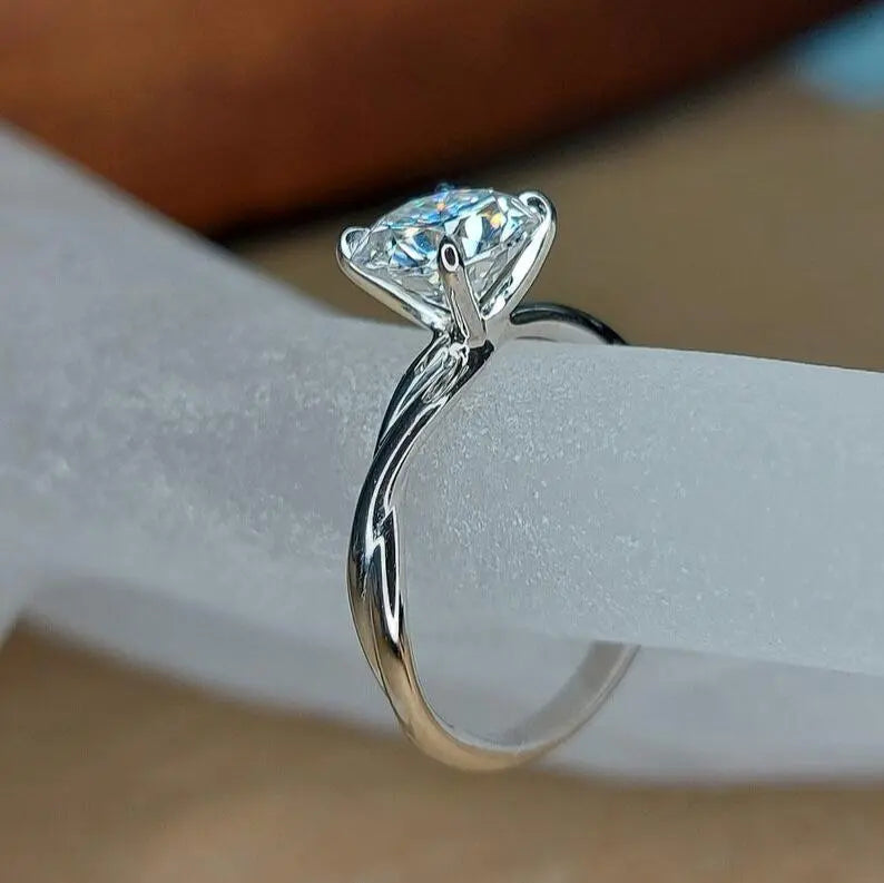 1 Karat Solitärring mit natürlichem Diamant im runden Brillantschliff und gedrehtem Band Round cut Moissanite engagement ring in 935er Argentium Silber — custom handcrafted by Forever For Love