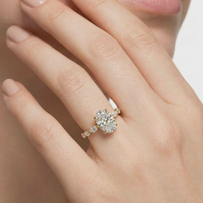 Bague de fiançailles vintage avec diamants taillés en laboratoire et pierres latérales rondes et en forme de poire