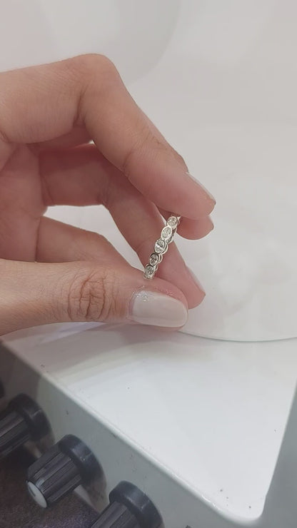 Élégante bague à diamants ovale est-ouest en argent