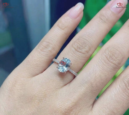 Eleganter weißer Saphir-Verlobungsring im Ovalschliff