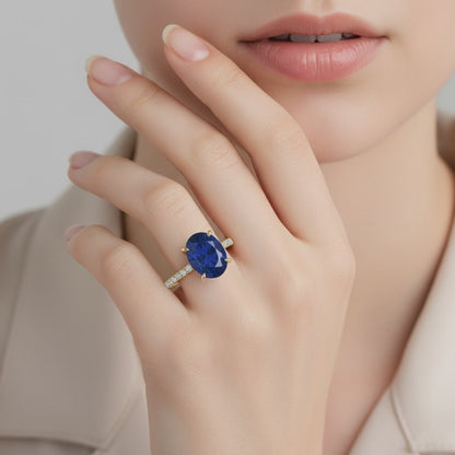 Ovaler Verlobungsring mit blauem Saphir aus massivem Weißgold