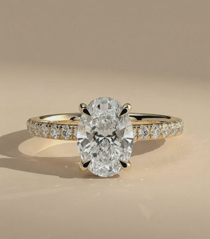 Bague élégante en or jaune avec diamant ovale de 1,23 carat