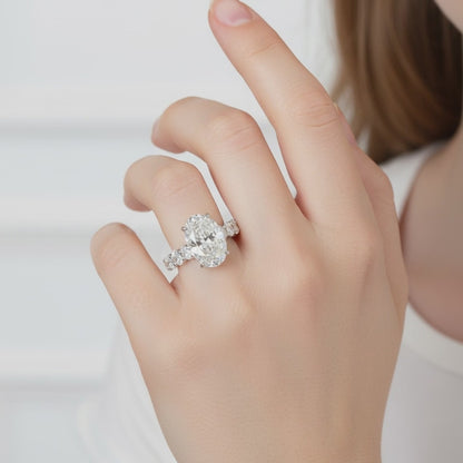 Verlobungsring mit Moissanit im Crushed Ice-Ovalschliff | Dicker ovaler Ring mit verstecktem Halo | Massives Gold