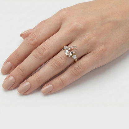 Verlobungsring mit rosa, im Birnenschliff gefertigtem dreisteinigen Diamanten 