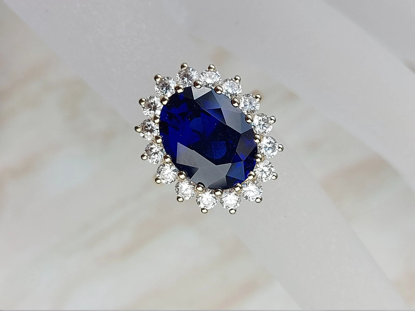 Bague halo de diamants en saphir bleu ovale 6 carats de la princesse Diana Oval cut 1Ct Saphir naturel engagement ring in Gold or Platinum — custom handcrafted by Forever For Love